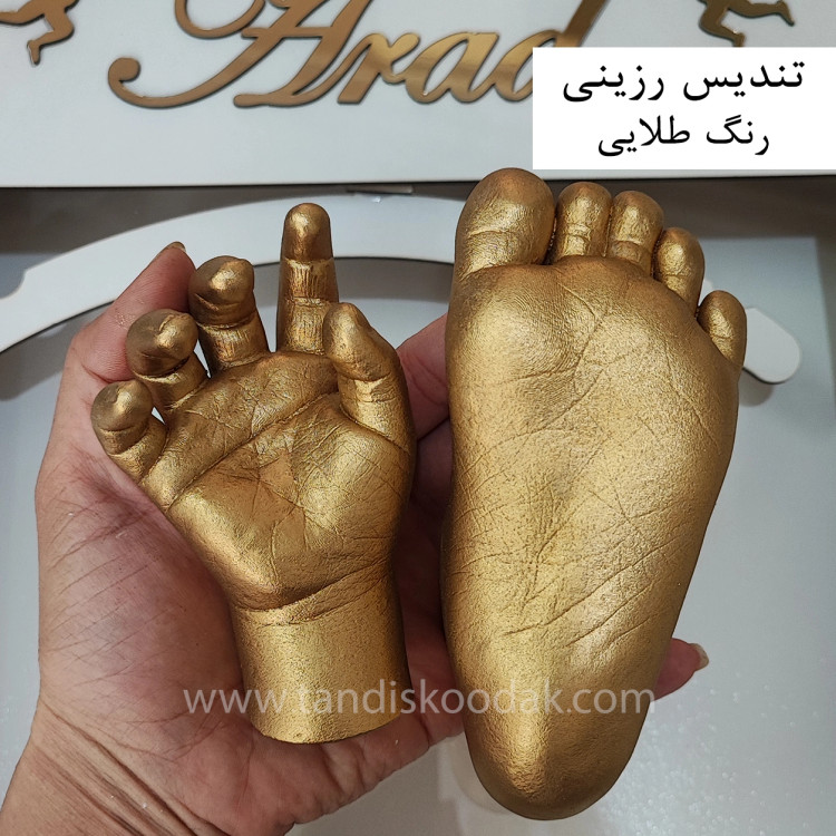 تندیس دست و پای کودک طلایی با قاب دکوراتیو لوکس مناسب یادگاری نوزاد