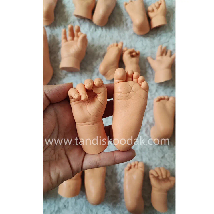 نمونه تندیس طبیعی دست و پای کودک نیکان آرت دکور